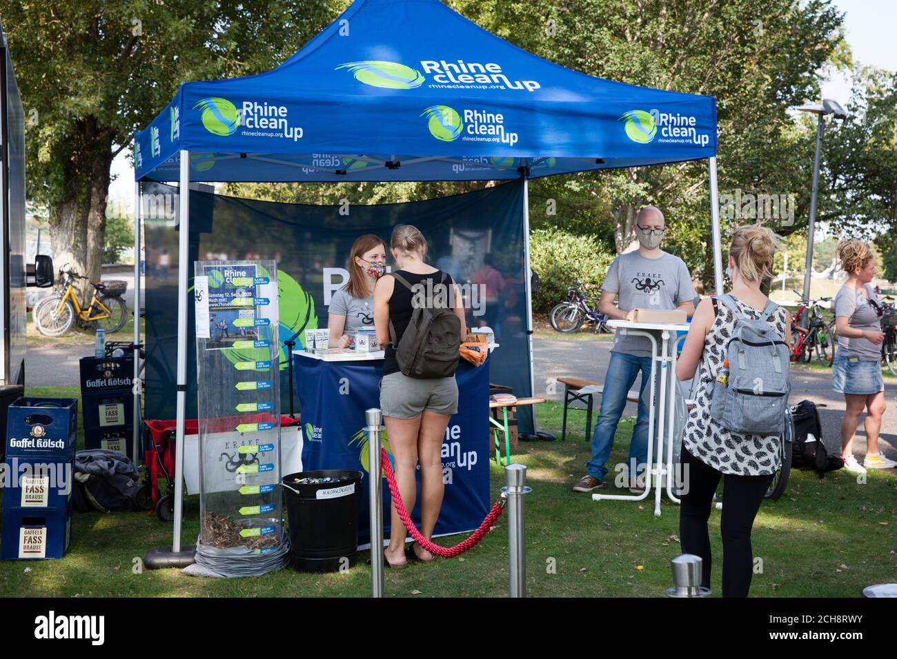 Il giorno di pulizia internazionale del Reno, il 12 settembre, 2020 volontari raccolgono i rifiuti lungo le rive del Reno. A Colonia l'associazione K.R.A Foto Stock