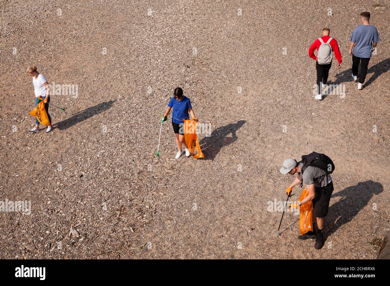 Il giorno di pulizia internazionale del Reno, il 12 settembre, 2020 volontari raccolgono i rifiuti lungo le rive del Reno. A Colonia l'associazione K.R.A Foto Stock