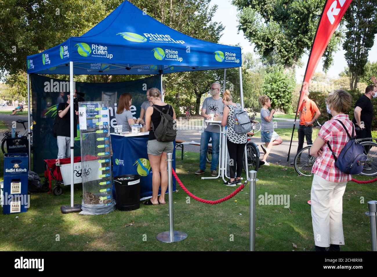 Il giorno di pulizia internazionale del Reno, il 12 settembre, 2020 volontari raccolgono i rifiuti lungo le rive del Reno. A Colonia l'associazione K.R.A Foto Stock