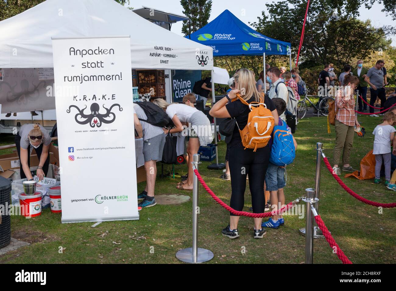 Il giorno di pulizia internazionale del Reno, il 12 settembre, 2020 volontari raccolgono i rifiuti lungo le rive del Reno. A Colonia l'associazione K.R.A Foto Stock