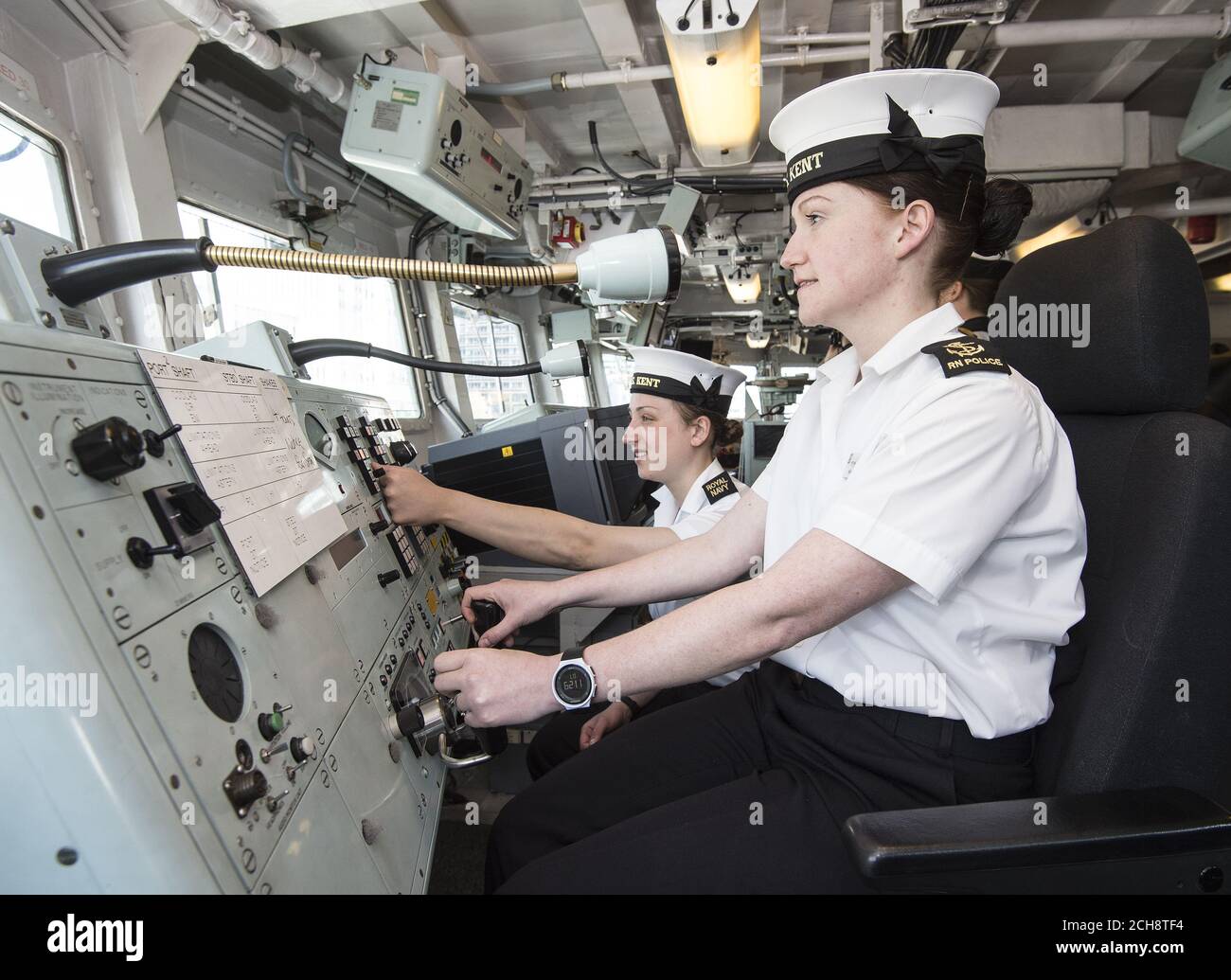 Regolatore leader Nichola Connolly, 26 anni, che 'rives' HMS Kent insieme a Engineering Technician (Communications and Information Systems Specialist) Olivia Morris, 19 anni, nel ponte di HMS Kent, E che fanno parte delle 22 donne di una core Ship's Company di 165 a bordo di HMS Kent mentre attracca a West Quay Dock a Canary Wharf, Londra, sulla sua strada per la Scozia per partecipare alla Battaglia di Jutland commemorazioni del centenario. Foto Stock