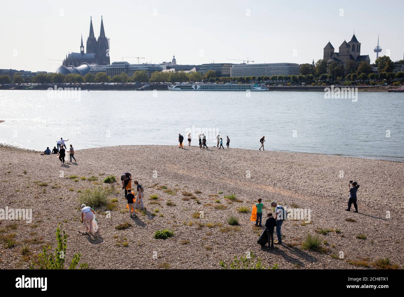 Il giorno di pulizia internazionale del Reno, il 12 settembre, 2020 volontari raccolgono i rifiuti lungo le rive del Reno. A Colonia l'associazione K.R.A Foto Stock