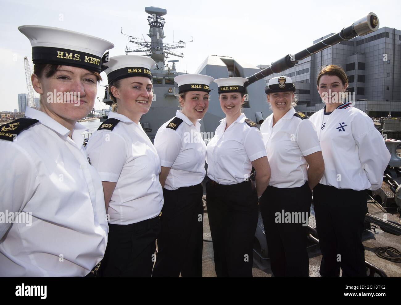 (Da sinistra a destra) regolatore leader Nichola Connolly, 26, Emily Bunting, 24 e Olivia Morris, 19, Steward Hannah Watson, 23, Petty Officer (Weapon Engineering) Sarah Jenkins e Leading Physical Trainer Charlotte Mason, 22, Che fanno parte delle 22 donne di una core Ship's Company di 165 a bordo di HMS Kent mentre attracca al West Quay Dock a Canary Wharf, Londra, sulla strada per la Scozia per partecipare alla Battaglia di Jutland commemorazioni del centenario. Foto Stock
