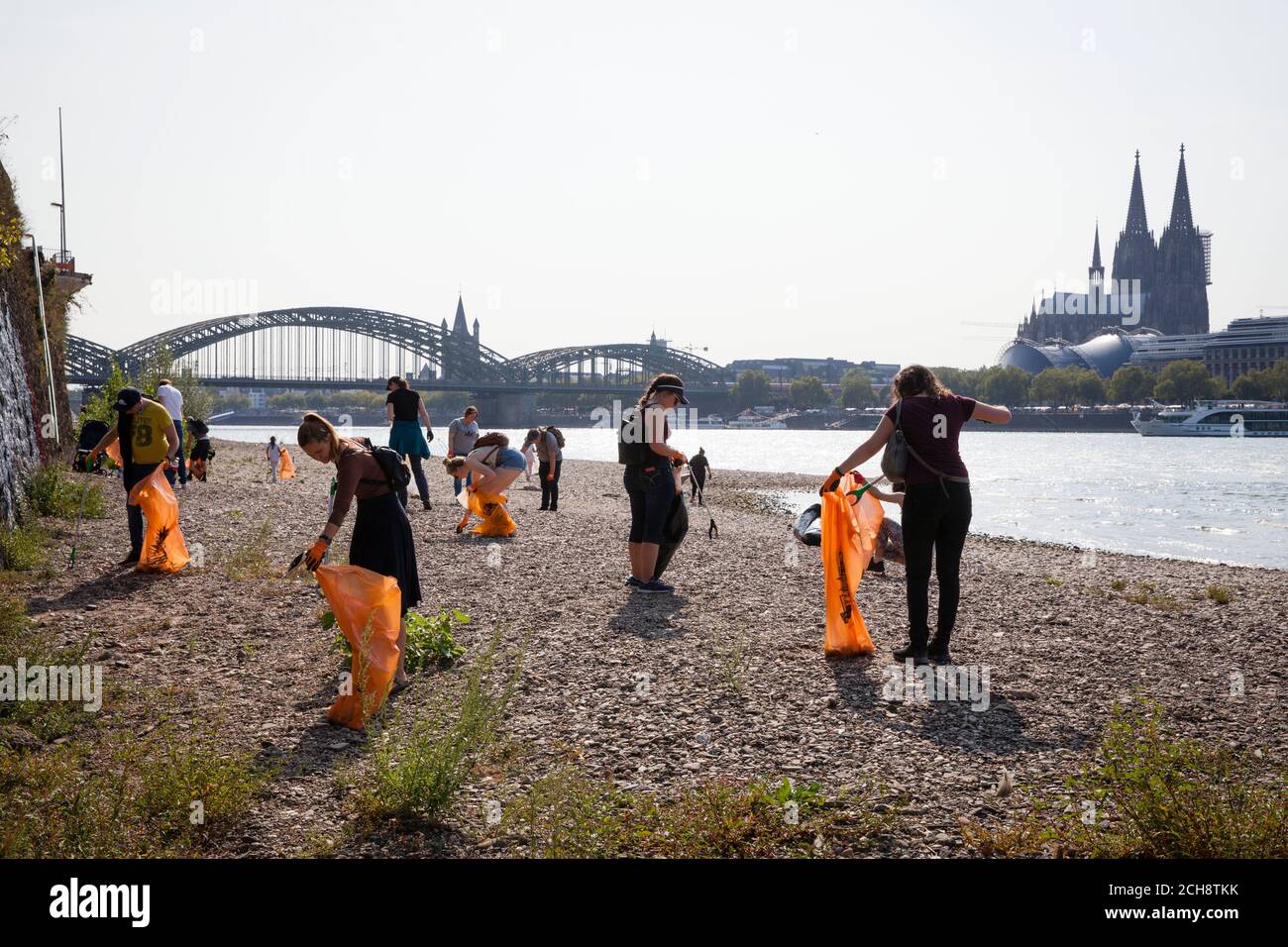 Il giorno di pulizia internazionale del Reno, il 12 settembre, 2020 volontari raccolgono i rifiuti lungo le rive del Reno. A Colonia l'associazione K.R.A Foto Stock