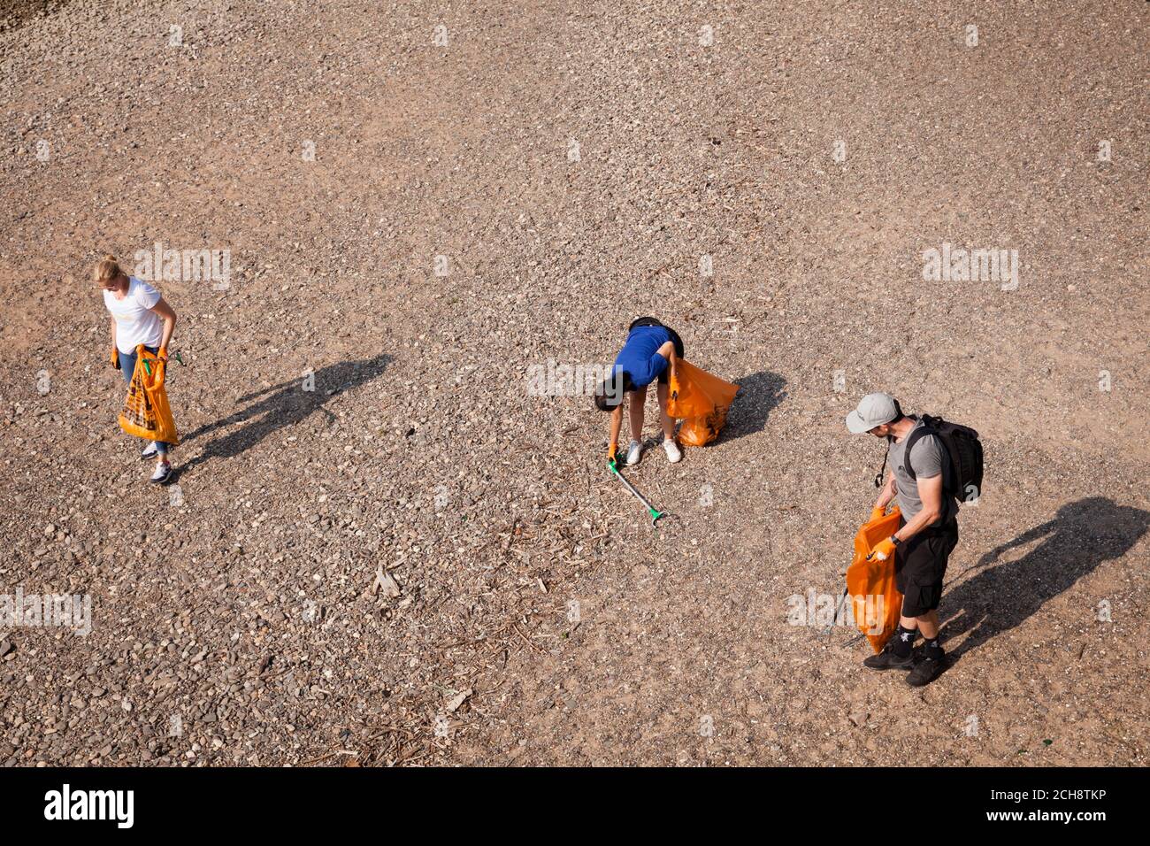 Il giorno di pulizia internazionale del Reno, il 12 settembre, 2020 volontari raccolgono i rifiuti lungo le rive del Reno. A Colonia l'associazione K.R.A Foto Stock