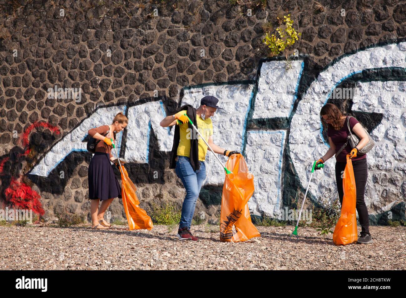 Il giorno di pulizia internazionale del Reno, il 12 settembre, 2020 volontari raccolgono i rifiuti lungo le rive del Reno. A Colonia l'associazione K.R.A Foto Stock