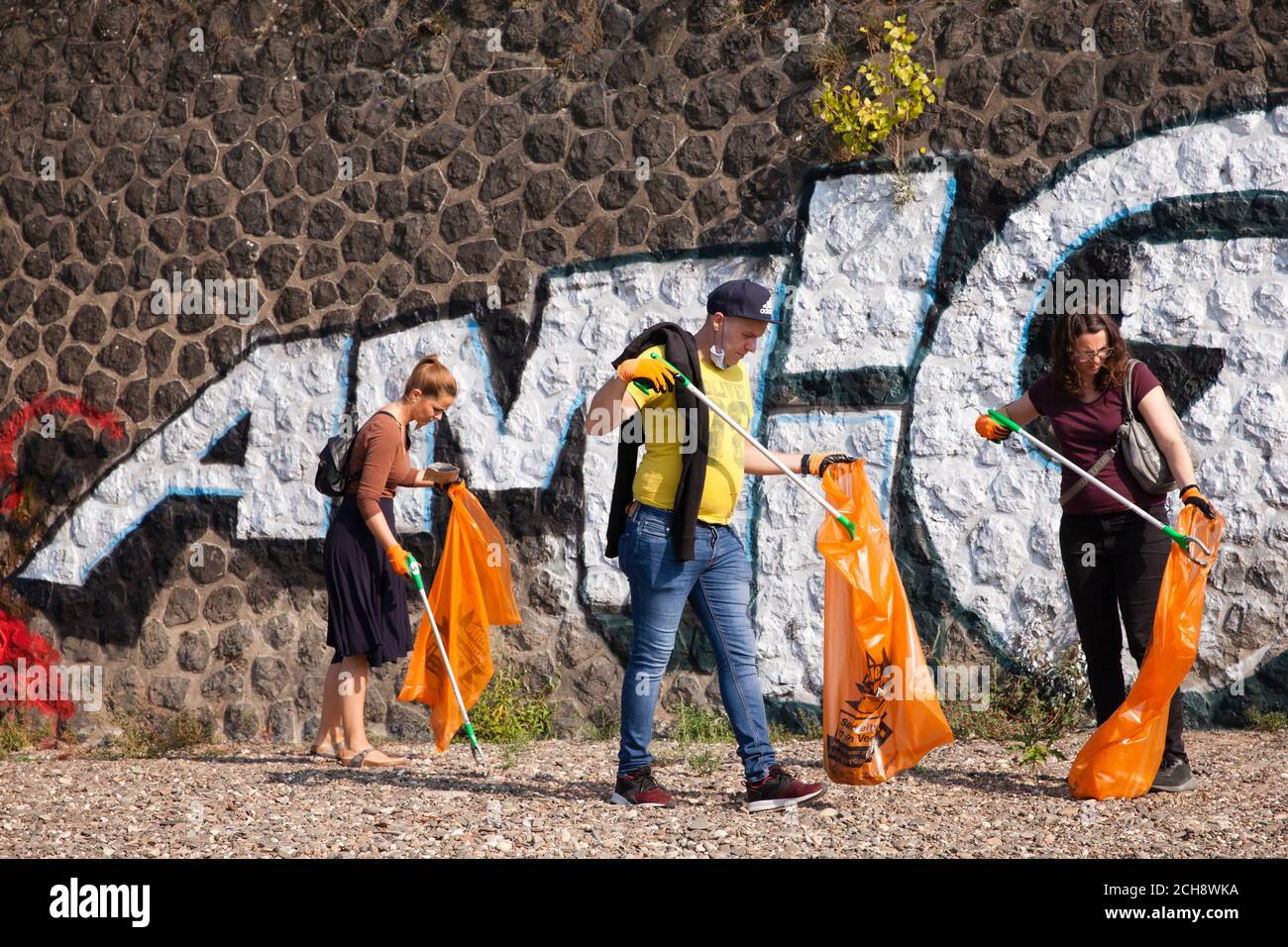 Il giorno di pulizia internazionale del Reno, il 12 settembre, 2020 volontari raccolgono i rifiuti lungo le rive del Reno. A Colonia l'associazione K.R.A Foto Stock