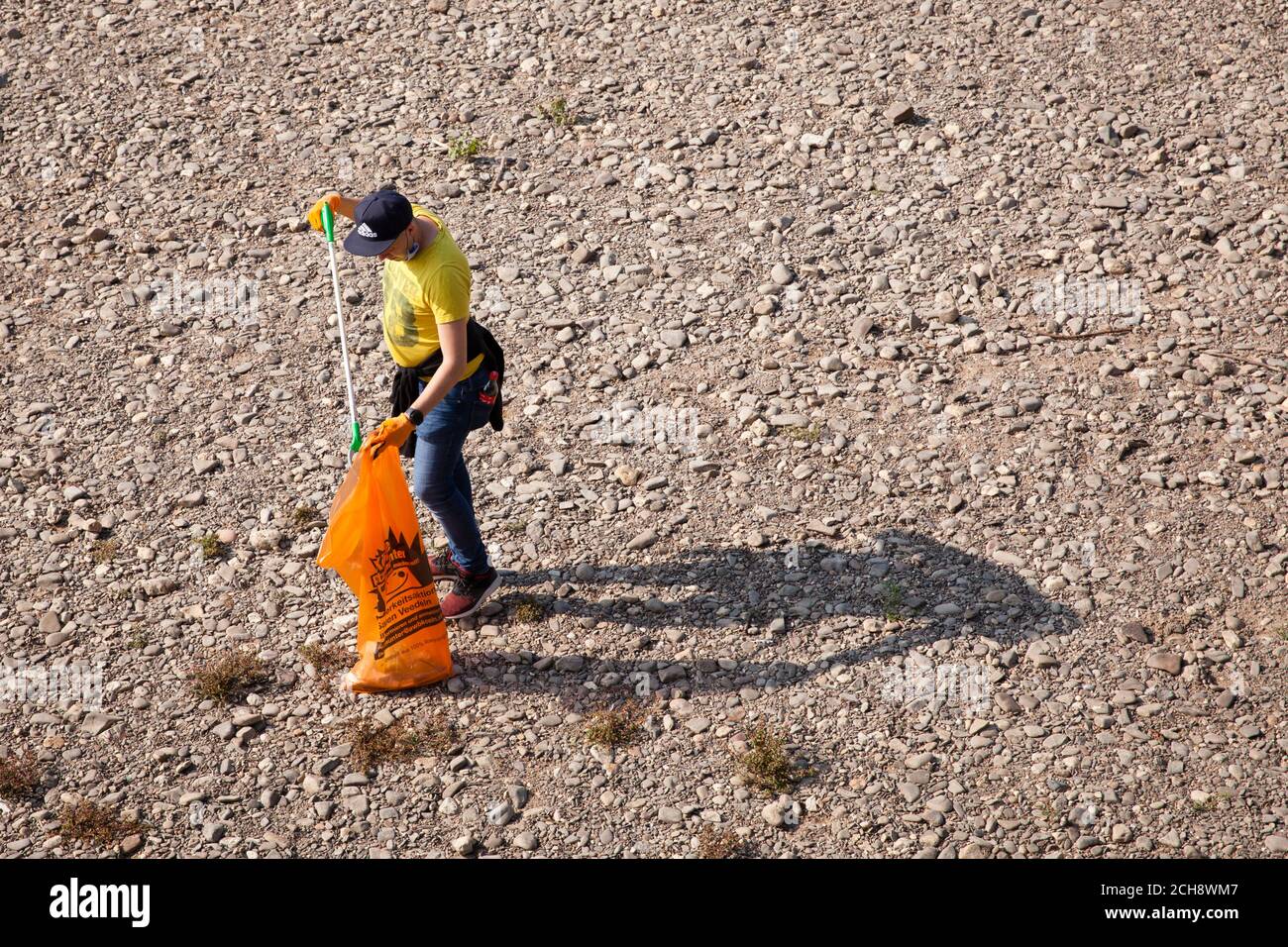 Il giorno di pulizia internazionale del Reno, il 12 settembre, 2020 volontari raccolgono i rifiuti lungo le rive del Reno. A Colonia l'associazione K.R.A Foto Stock