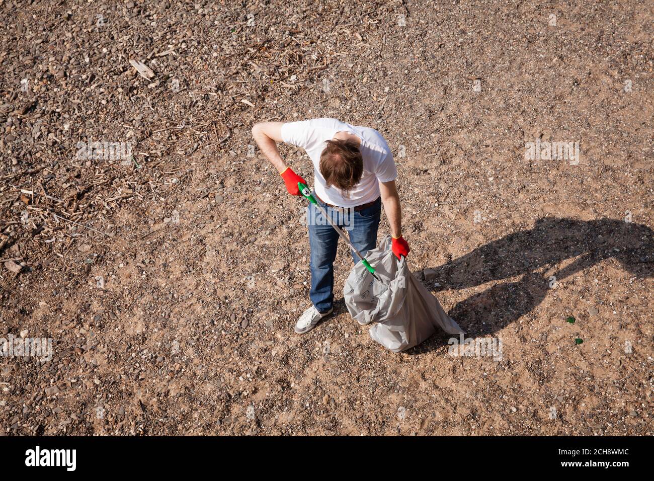 Il giorno di pulizia internazionale del Reno, il 12 settembre, 2020 volontari raccolgono i rifiuti lungo le rive del Reno. A Colonia l'associazione K.R.A Foto Stock