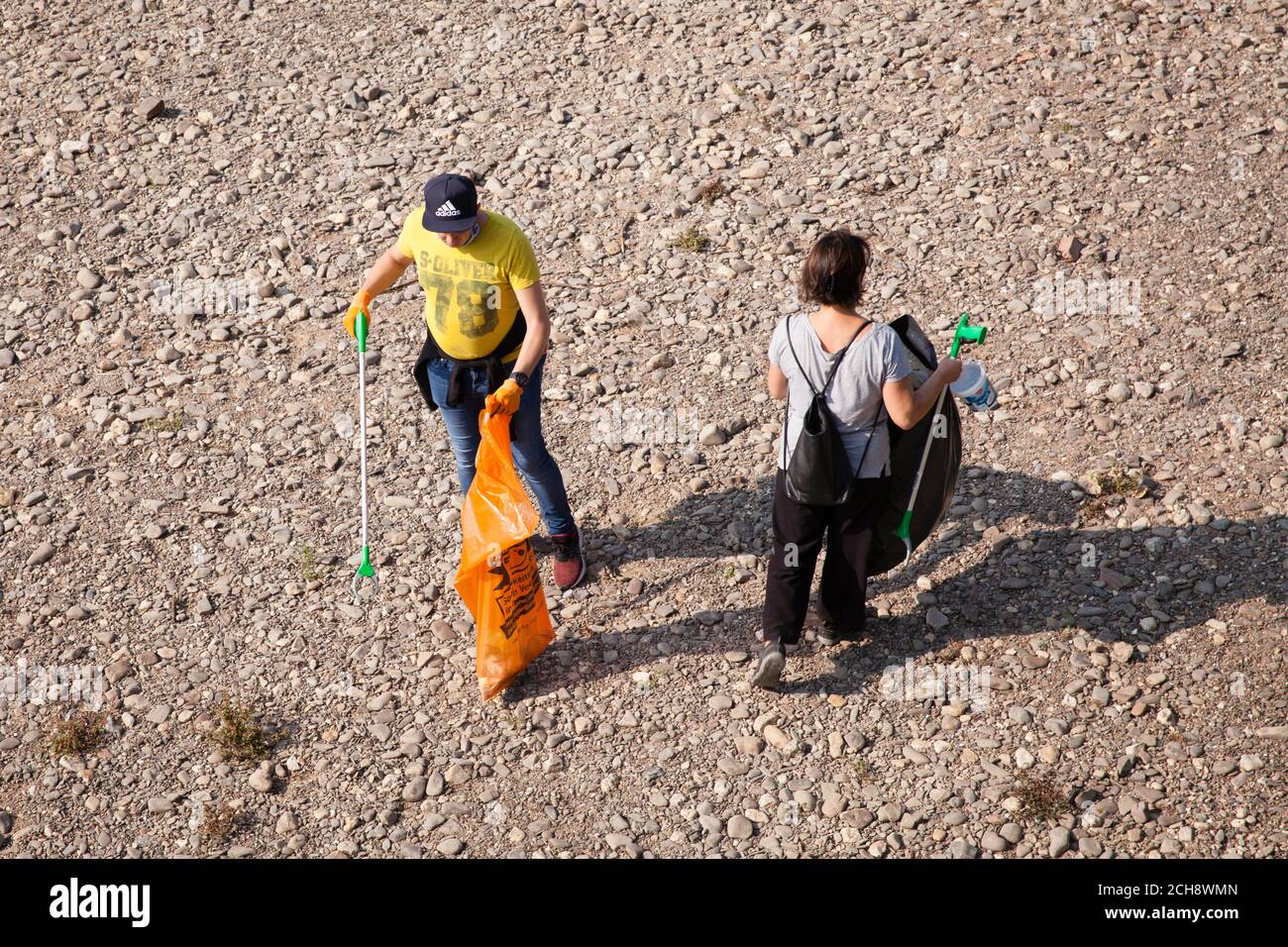 Il giorno di pulizia internazionale del Reno, il 12 settembre, 2020 volontari raccolgono i rifiuti lungo le rive del Reno. A Colonia l'associazione K.R.A Foto Stock