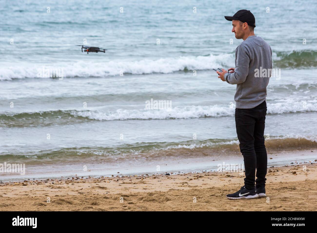 Giovane che gestisce un drone all'evento sulla spiaggia di Bournemouth, Bournemouth, Dorset UK a settembre Foto Stock