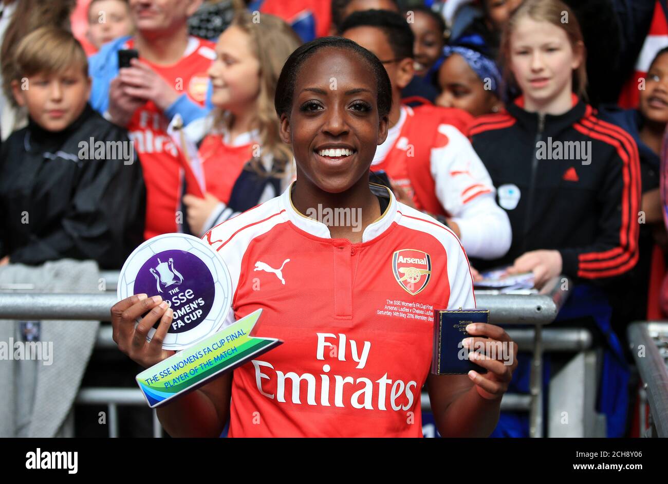 Arsenal's Player of the Match Danielle carter festeggia con il suo trofeo dopo aver vinto la finale della Coppa fa femminile SSE al Wembley Stadium di Londra. Foto Stock