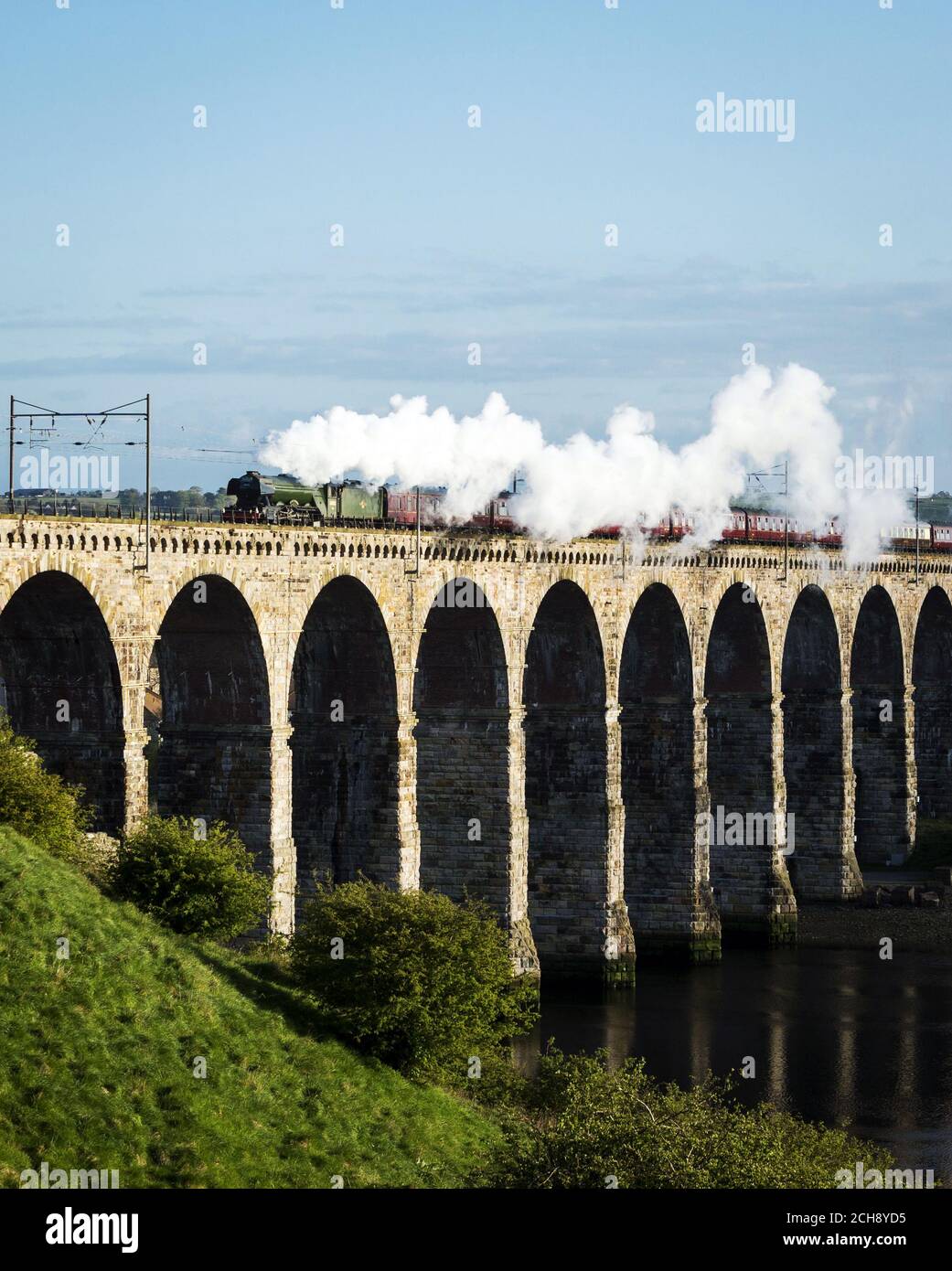 Il Flying Scotsman passa sopra il Royal Border Bridge che attraversa il fiume Tweed tra Berwick-upon-Tweed e Tweedmouth. Foto Stock