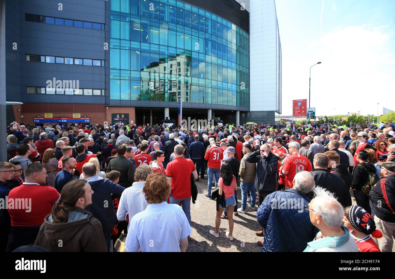 I tifosi del Manchester United evacuati da Old Trafford da sicurezza, polizia e amministratori dopo che il gioco è stato abbandonato durante la partita Barclays Premier League a Old Trafford, Manchester. Foto Stock