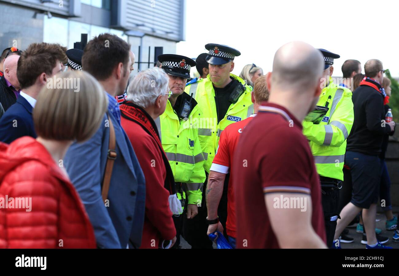 I fan evacuati da Old Trafford dalla sicurezza, dalla polizia e dagli amministratori dopo che il gioco è stato abbandonato durante la partita Barclays Premier League a Old Trafford, Manchester. Foto Stock