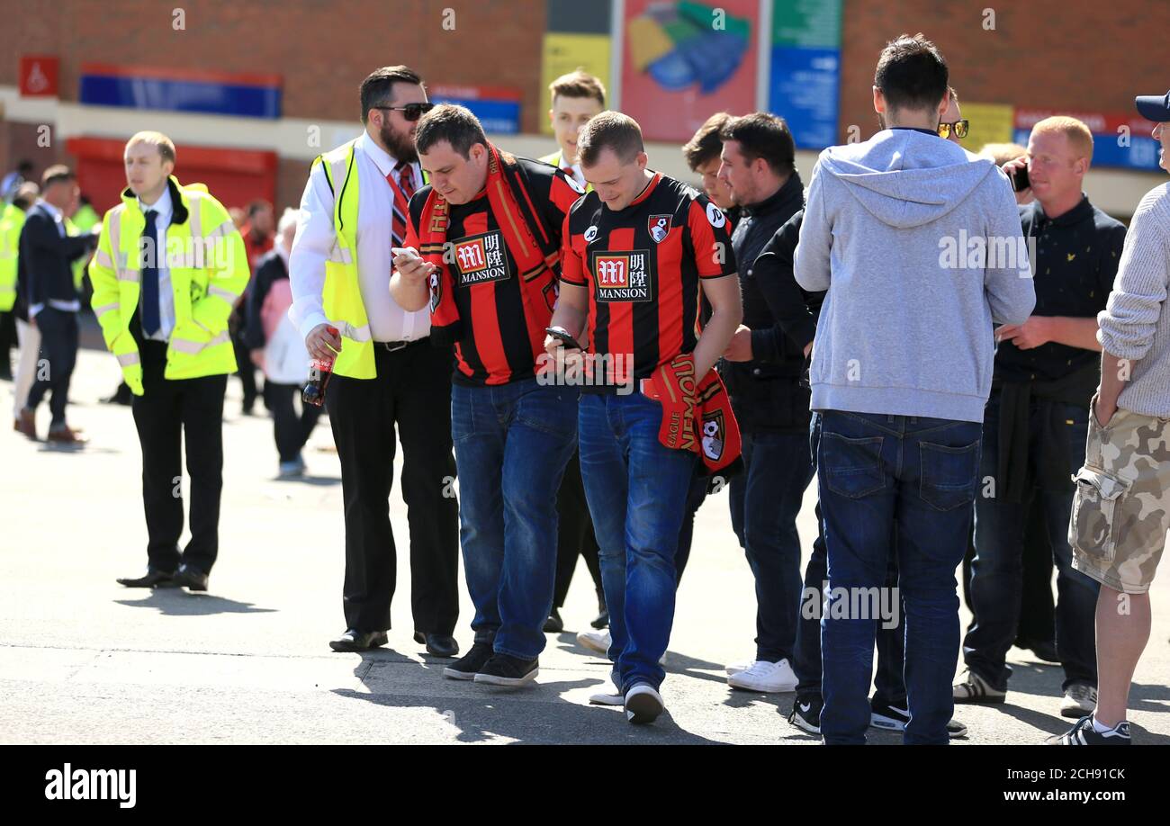 I fan evacuati da Old Trafford dalla sicurezza, dalla polizia e dagli amministratori dopo che il gioco è stato abbandonato durante la partita Barclays Premier League a Old Trafford, Manchester. Foto Stock