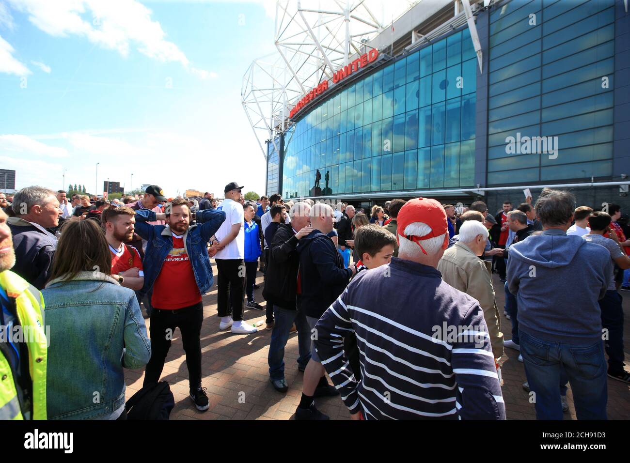 I fan evacuati da Old Trafford dalla sicurezza, dalla polizia e dagli amministratori dopo che il gioco è stato abbandonato durante la partita Barclays Premier League a Old Trafford, Manchester. Foto Stock