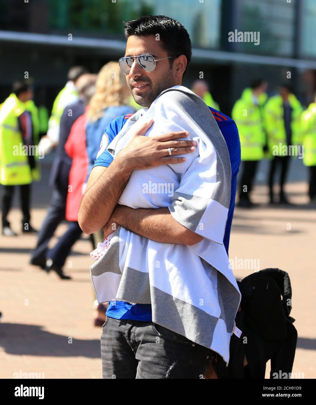 I fan evacuati da Old Trafford dalla sicurezza, dalla polizia e dagli amministratori dopo che il gioco è stato abbandonato durante la partita Barclays Premier League a Old Trafford, Manchester. Foto Stock