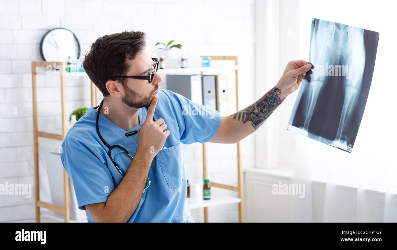 Chirurgo veterinario maschile che guarda i raggi X all'ospedale animale Foto Stock