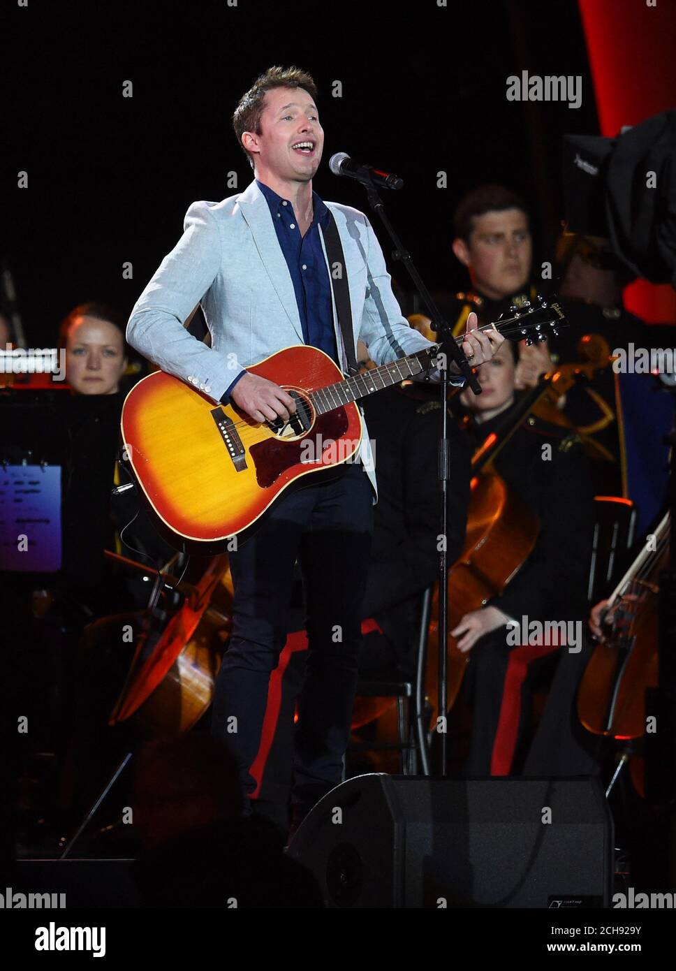 James Blunt canta durante la celebrazione televisiva del 90° compleanno della Regina nei terreni del Castello di Windsor nel Berkshire. Foto Stock