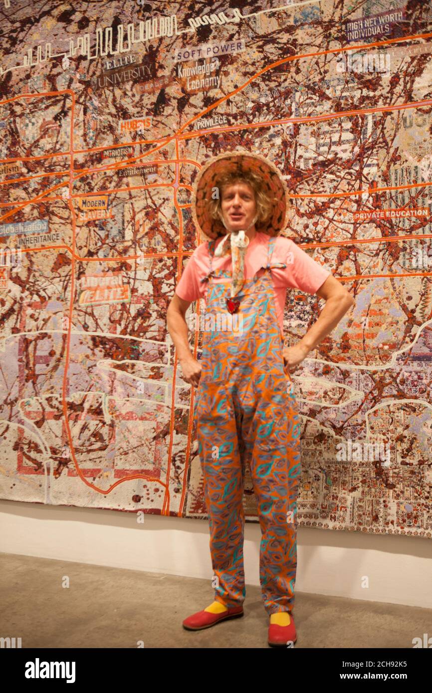 Londra, UK, 14 settembre 2020: L'artista Grayson Perry presenta la sua nuova mostra alla galleria Victoria Miro a Shoreditch, 'il rapporto PIÙ specialistico', una collezione di ceramiche, stampe e un grande arazzo che esplora i legami culturali tra il Regno Unito e gli Stati Uniti. Anna Watson/Alamy Live News Foto Stock