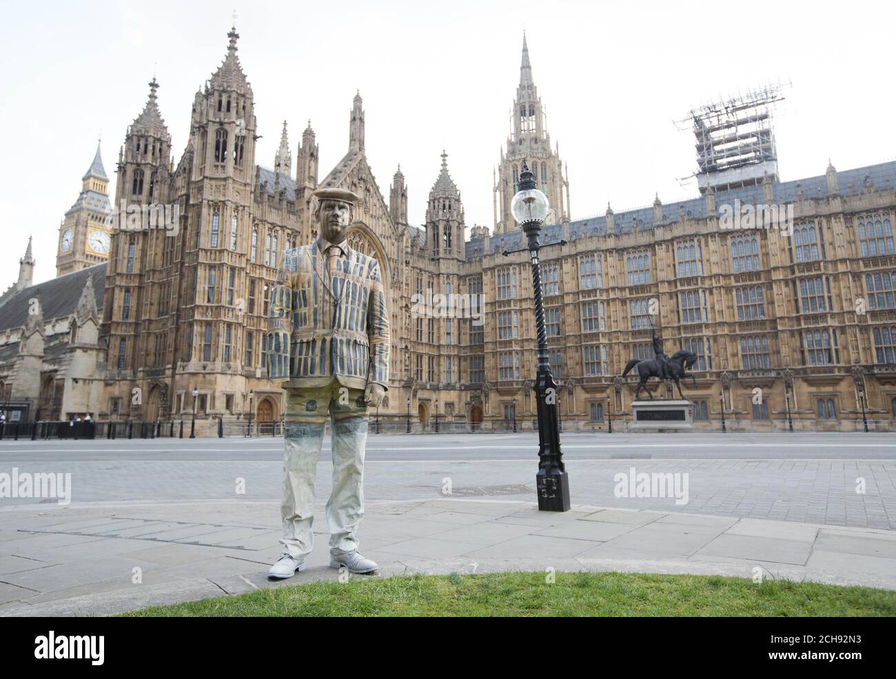 Il veterano Darren Fuller, 39 anni, dopo essere stato dipinto dall'artista del corpo Carolyn Roper (non illustrato) per apparire invisibile per lanciare la campagna CountThemIn della Legione Britannica reale, presso la House of Parliament a Londra. Foto Stock