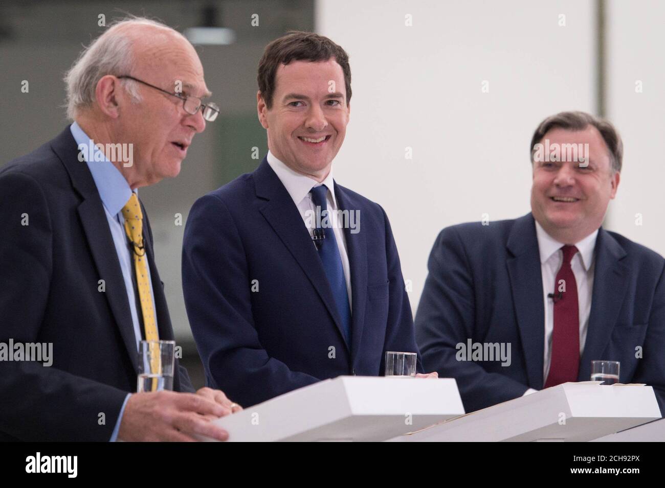 Il Cancelliere dello scacchiere George Osborne (centro) è affiancato dagli ex avversari ed Balls (destra) e Sir vince Cable, nell'hangar Ryanair dell'aeroporto di Stansted, dove ha detto che 450 posti di lavoro e quasi &Acirc; 1 miliardo di sterline in investimenti annunciati da Ryanair sarebbe a rischio se lasciassimo l'UE. Foto Stock