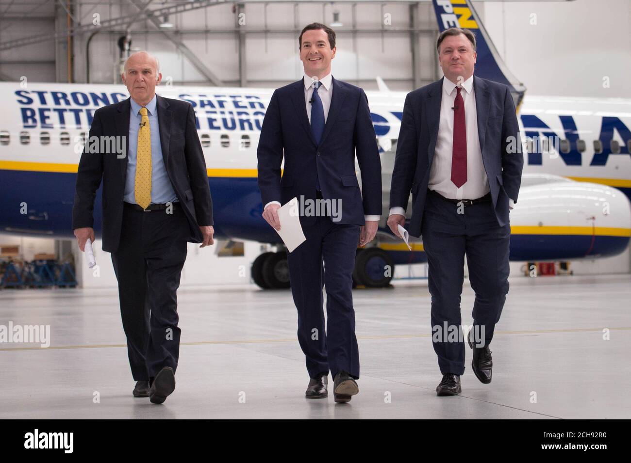 Il Cancelliere dello scacchiere George Osborne (centro) è affiancato dagli ex avversari ed Balls (destra) e Sir vince Cable, nell'hangar Ryanair all'aeroporto di Stansted, dove ha detto che 450 posti di lavoro e quasi &Acirc;&sterlina; 1 miliardo di investimenti annunciati da Ryanair sarebbe 'a rischio se lasciassimo l'UE?. Foto Stock