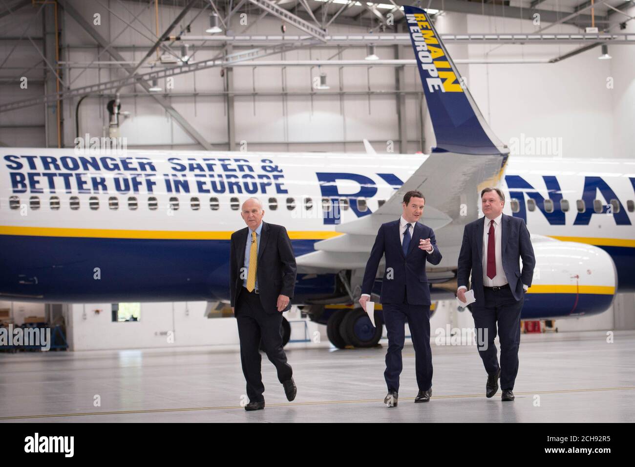 Il Cancelliere dello scacchiere George Osborne (centro) è affiancato dagli ex avversari ed Balls (destra) e Sir vince Cable, nell'hangar Ryanair all'aeroporto di Stansted, dove ha affermato che 450 posti di lavoro e quasi Ã‚Â£1 miliardo di investimenti annunciati da Ryanair sarebbero "a rischio se lasciassimo l'UE". Foto Stock