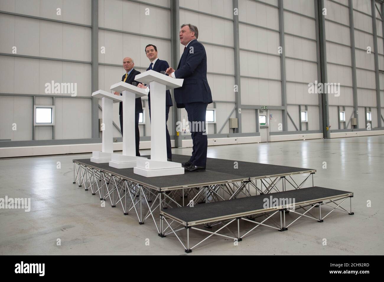 Il Cancelliere dello scacchiere George Osborne (centro) è affiancato dagli ex avversari ed Balls (destra) e Sir vince Cable, nell'hangar Ryanair all'aeroporto di Stansted, dove ha detto che 450 posti di lavoro e quasi &Acirc;£1 miliardo di investimenti annunciati da Ryanair sarebbe 'a rischio se lasciassimo l'UE?. Foto Stock