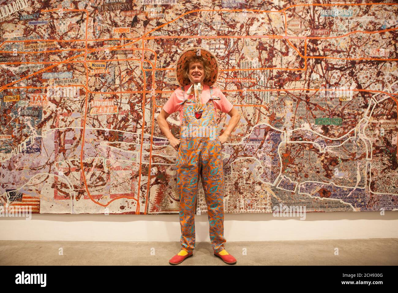 Londra, UK, 14 settembre 2020: L'artista Grayson Perry presenta la sua nuova mostra alla galleria Victoria Miro a Shoreditch, 'il rapporto PIÙ specialistico', una collezione di ceramiche, stampe e un grande arazzo che esplora i legami culturali tra il Regno Unito e gli Stati Uniti. Anna Watson/Alamy Live News Foto Stock