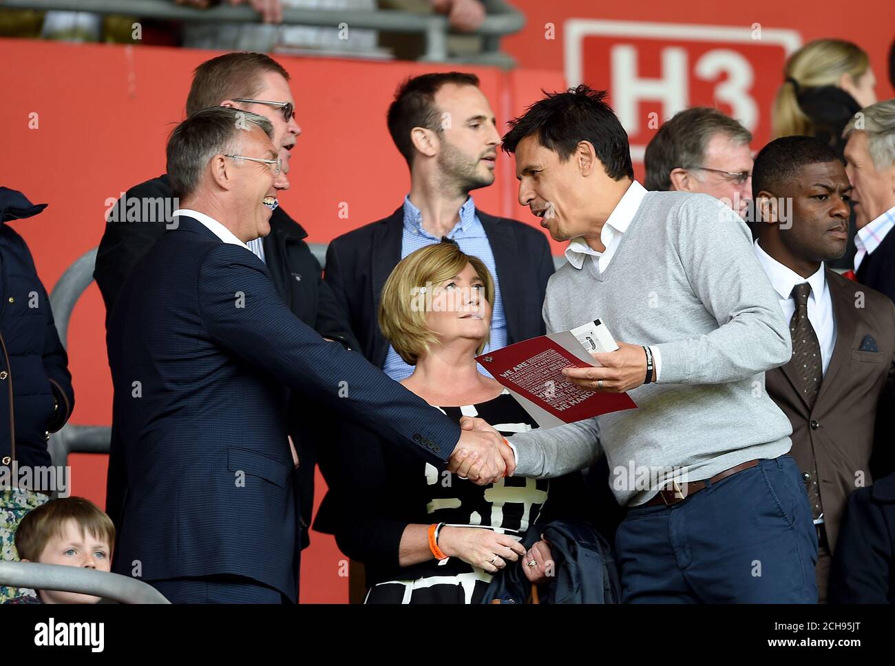 L'ex manager di Southampton, Nigel Adkins (a sinistra), scuote le mani con il Galles manager Chris Coleman negli stand Foto Stock