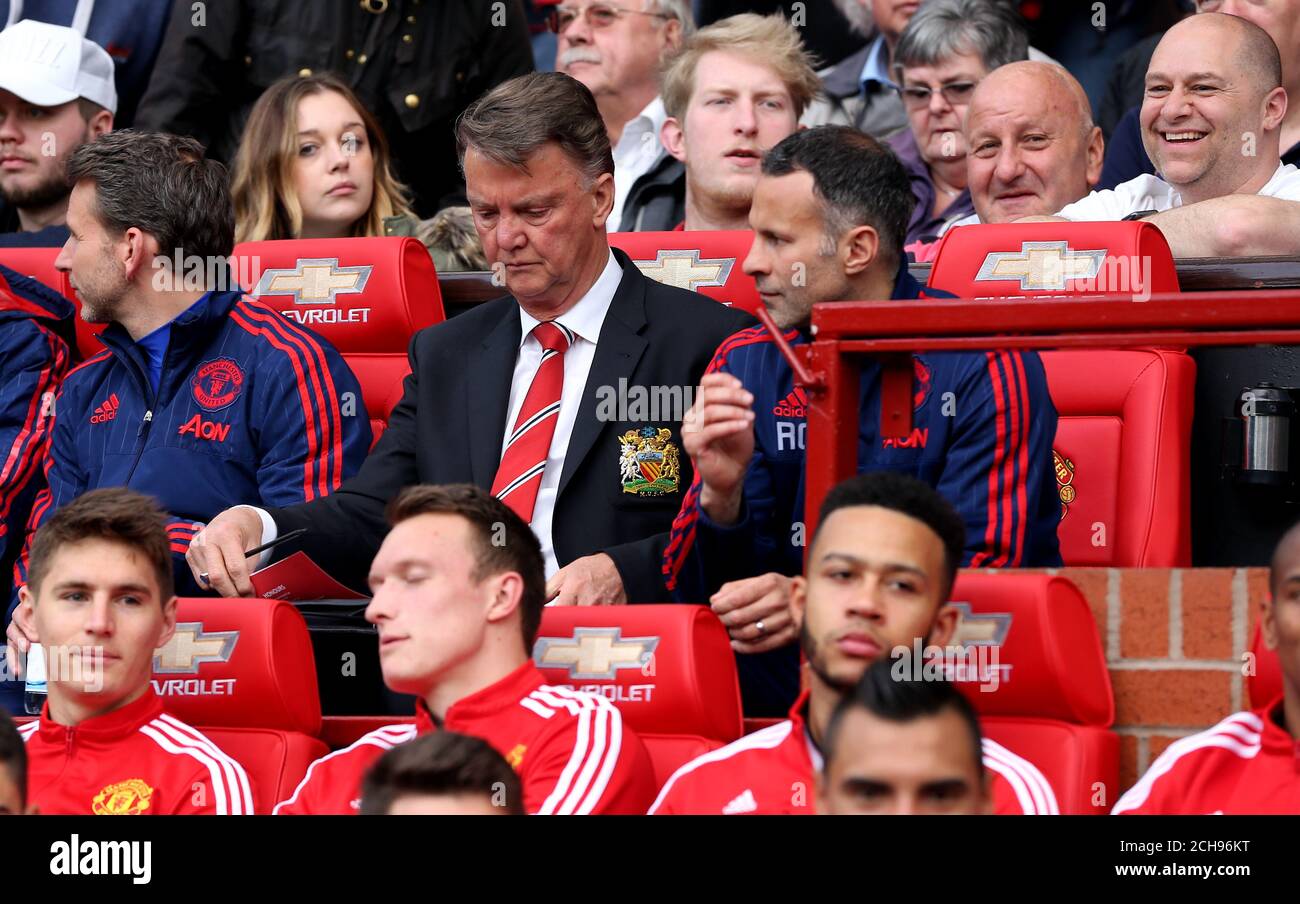 Il manager del Manchester United Louis van Gaal e l'assistente Ryan Giggs (a destra) durante la partita della Barclays Premier League a Old Trafford, Manchester. Foto Stock