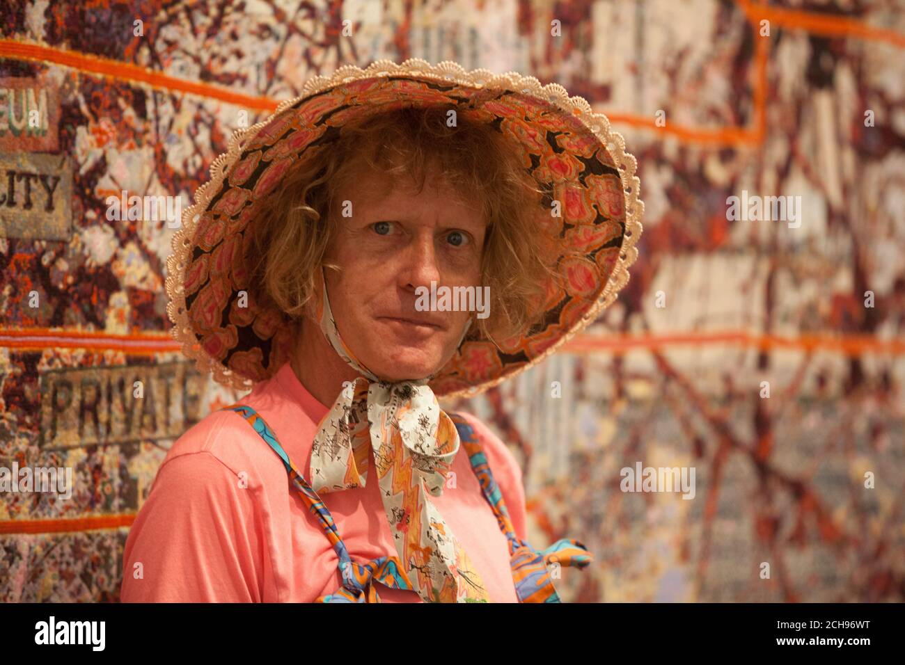 Londra, UK, 14 settembre 2020: L'artista Grayson Perry presenta la sua nuova mostra alla galleria Victoria Miro a Shoreditch, 'il rapporto PIÙ specialistico', una collezione di ceramiche, stampe e un grande arazzo che esplora i legami culturali tra il Regno Unito e gli Stati Uniti. Anna Watson/Alamy Live News Foto Stock