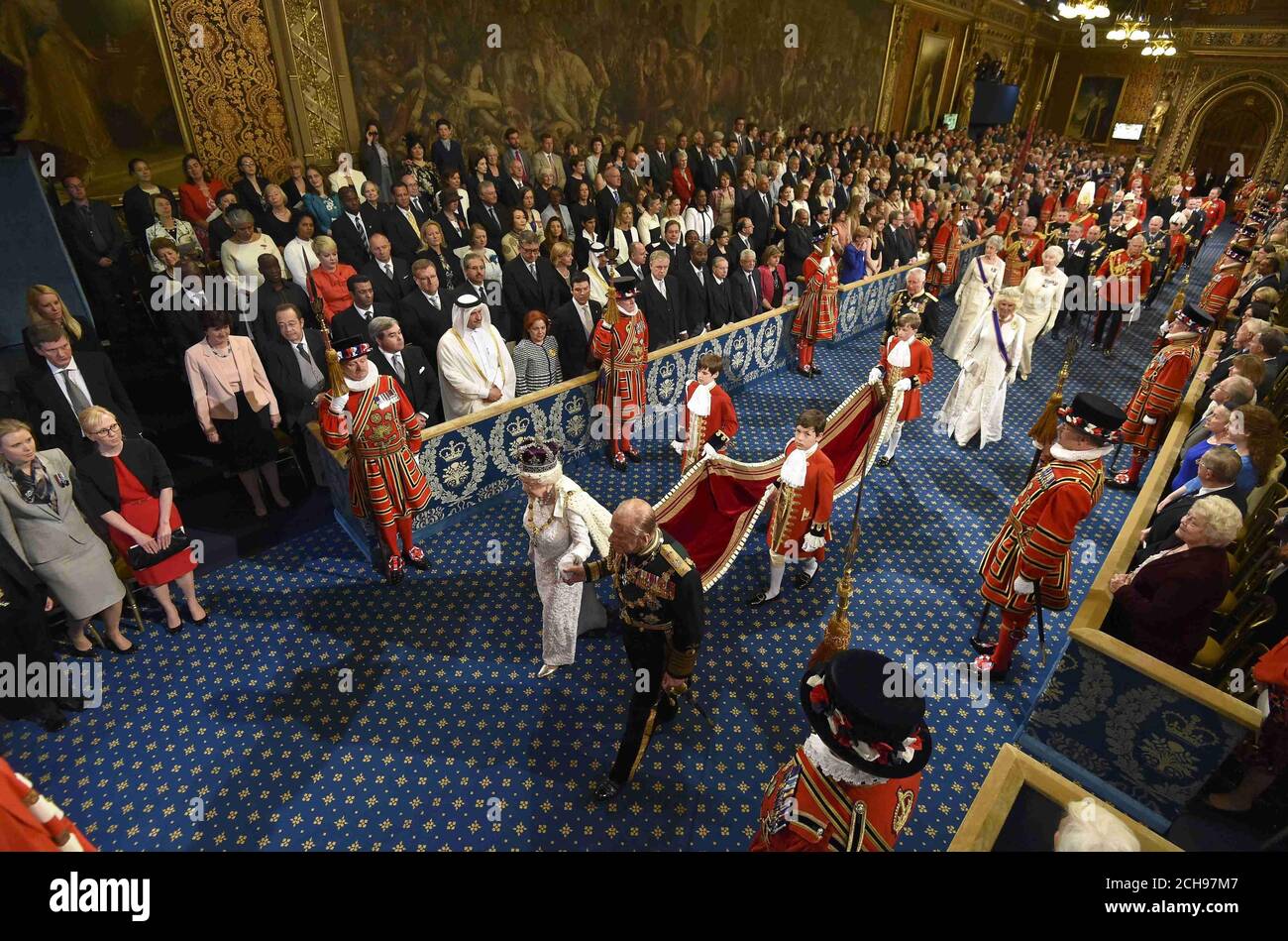 La Regina Elisabetta II e il Duca di Edimburgo procedono attraverso la Galleria reale prima dell'apertura di Stato del Parlamento, nella Camera dei Lord al Palazzo di Westminster a Londra. Foto Stock