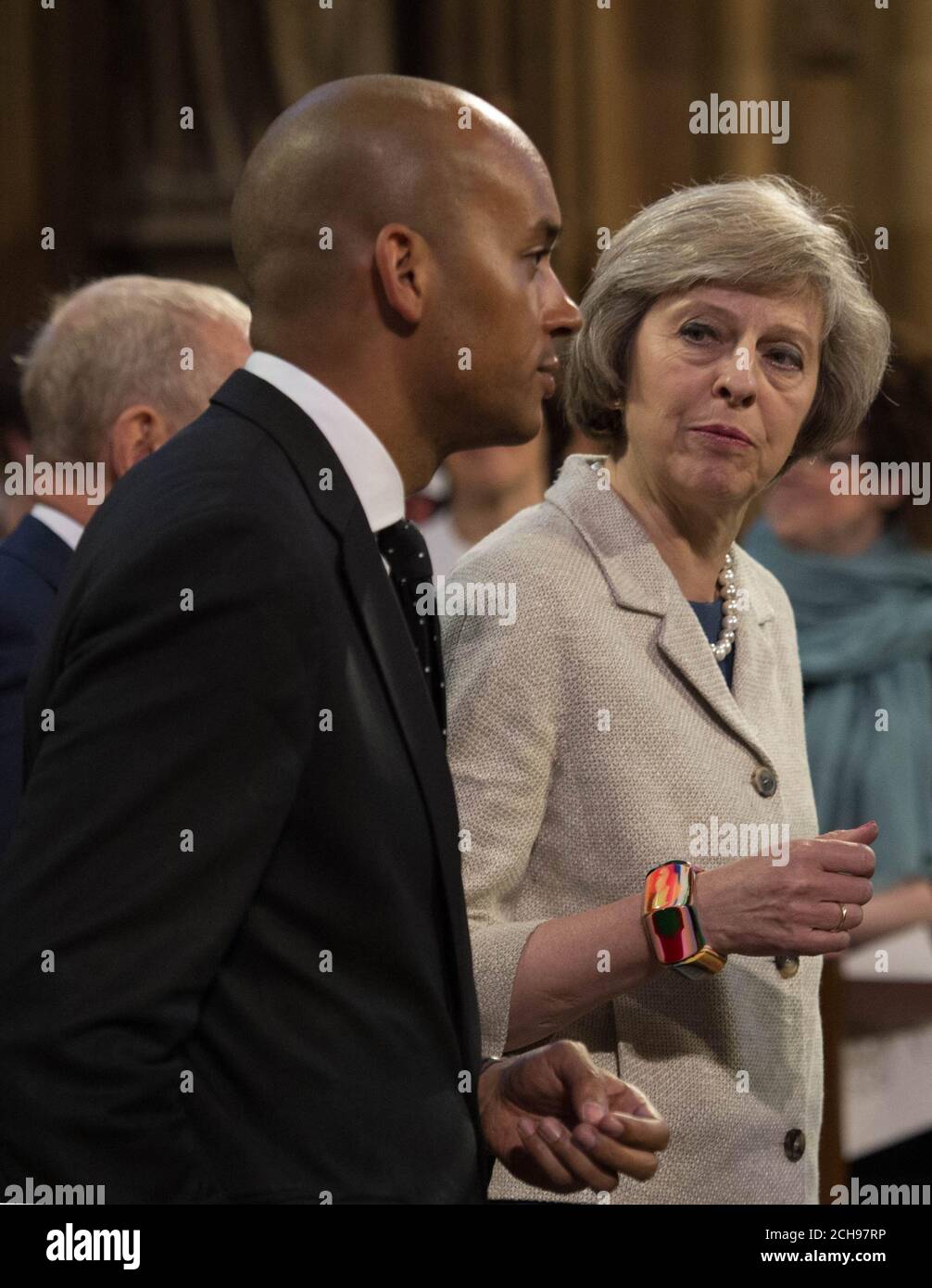 Il Segretario di Stato Theresa May e il deputato laburista Chuka Umunna si uniscono ai parlamentari che passano attraverso la lobby Centrale durante l'apertura di Stato del Parlamento al Palace of Westminster a Londra. Foto Stock