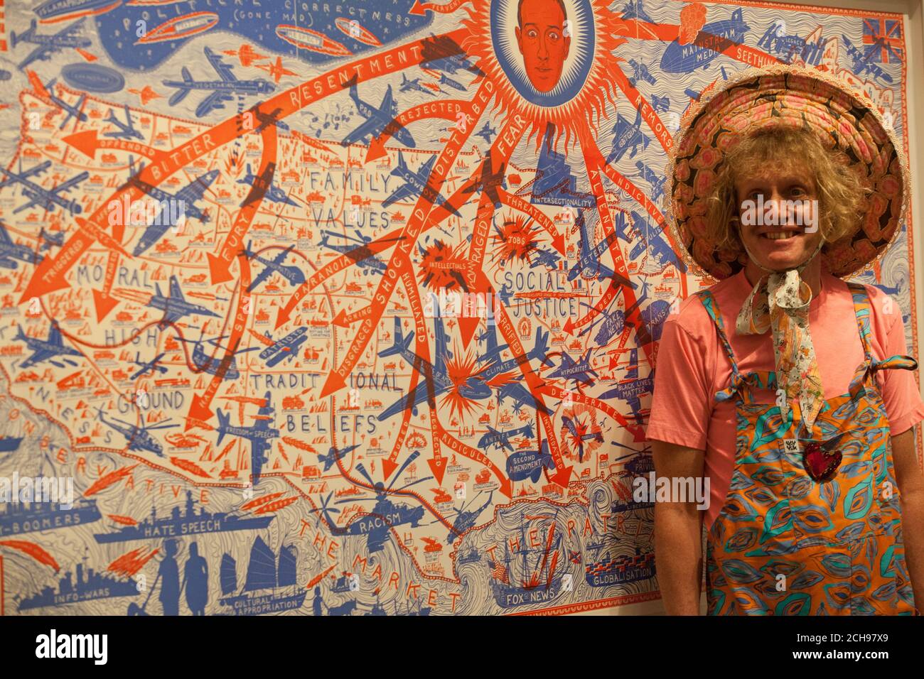 Londra, UK, 14 settembre 2020: L'artista Grayson Perry presenta la sua nuova mostra alla galleria Victoria Miro a Shoreditch, 'il rapporto PIÙ specialistico', una collezione di ceramiche, stampe e un grande arazzo che esplora i legami culturali tra il Regno Unito e gli Stati Uniti. Anna Watson/Alamy Live News Foto Stock
