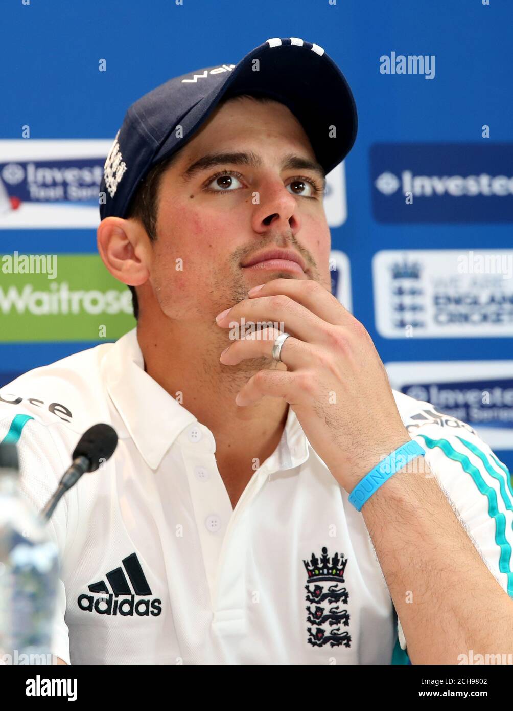 Il capitano dell'Inghilterra Alastair Cook durante una conferenza stampa dopo la sessione di reti indoor a Headingley, Leeds. Foto Stock