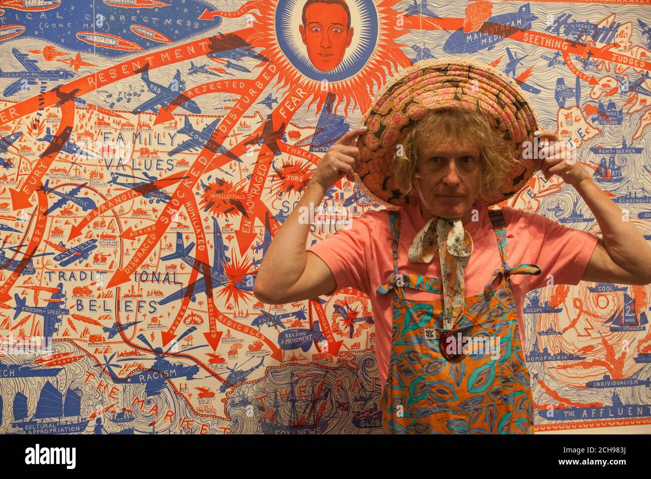 Londra, UK, 14 settembre 2020: L'artista Grayson Perry presenta la sua nuova mostra, 'The MOST Specialest Relationship', alla Victoria Miro Gallery di Shoreditch. La collezione di ceramiche, stampe e un grande arazzo che esplora i legami culturali tra il Regno Unito e gli Stati Uniti. Anna Watson/Alamy Live News Foto Stock