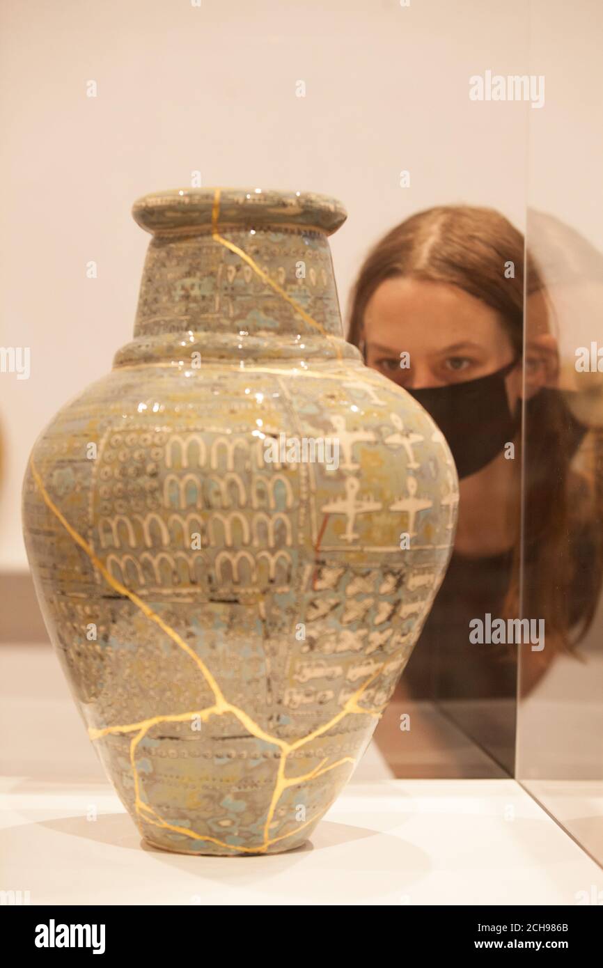 Londra, UK, 14 settembre 2020: L'artista Grayson Perry presenta la sua nuova mostra, 'The MOST Specialest Relationship', alla Victoria Miro Gallery di Shoreditch. La collezione di ceramiche, stampe e un grande arazzo che esplora i legami culturali tra il Regno Unito e gli Stati Uniti. Anna Watson/Alamy Live News Foto Stock