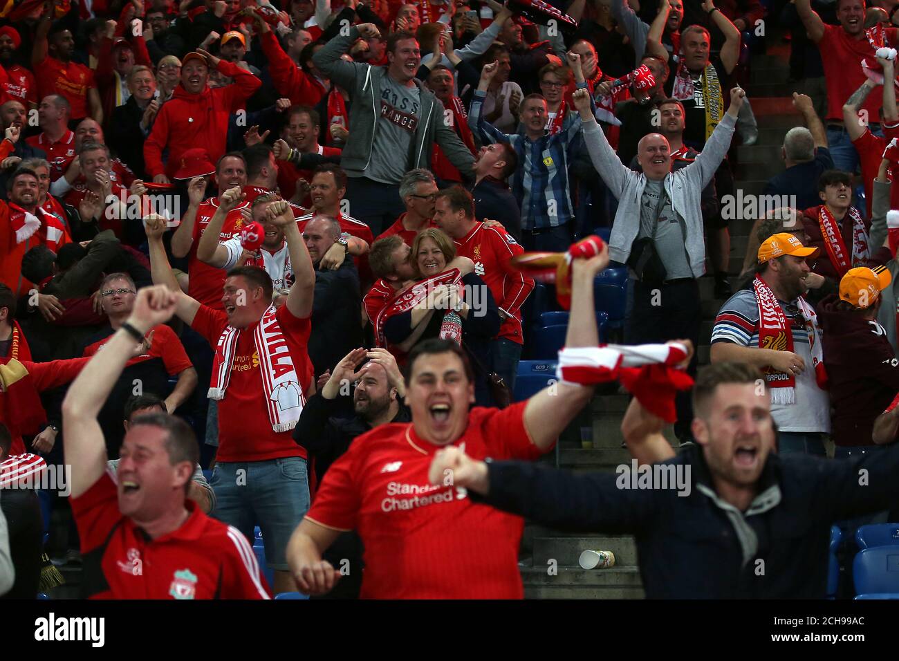 Il sostenitore di Liverpool festeggia dopo che Daniel Sturridge di Liverpool (non raffigurato) scroes i suoi lati il primo obiettivo del gioco durante la finale della UEFA Europa League a St. Jakob-Park, Basilea, Svizzera. Foto Stock