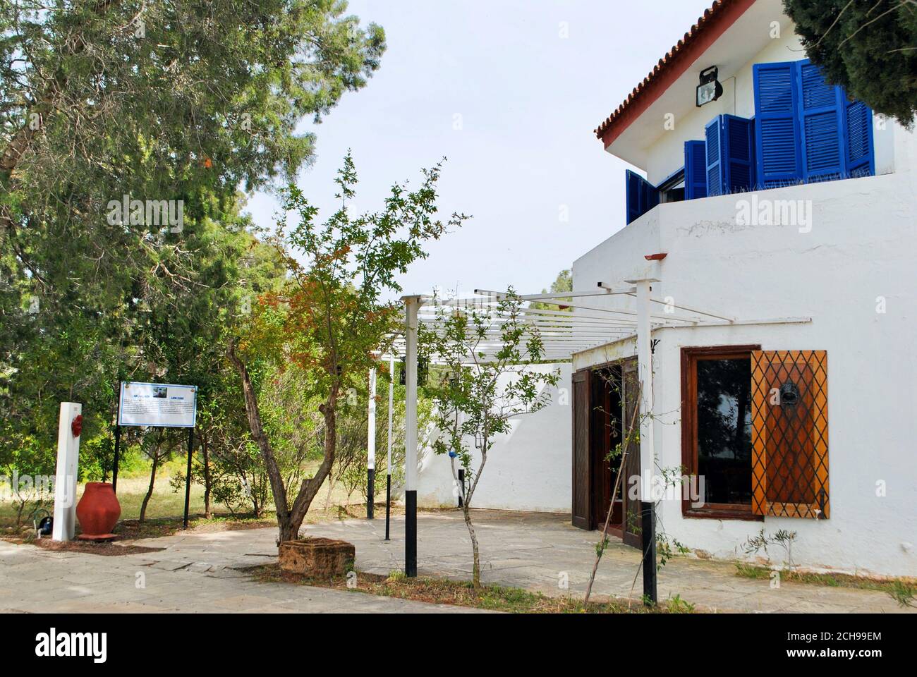 L'esterno della Casa Blu, Mavi Kosk, costruita dal leader greco-italiano della mafia Byron Pavlides negli anni '50. Nicosia del Nord, Cipro del Nord. Foto Stock