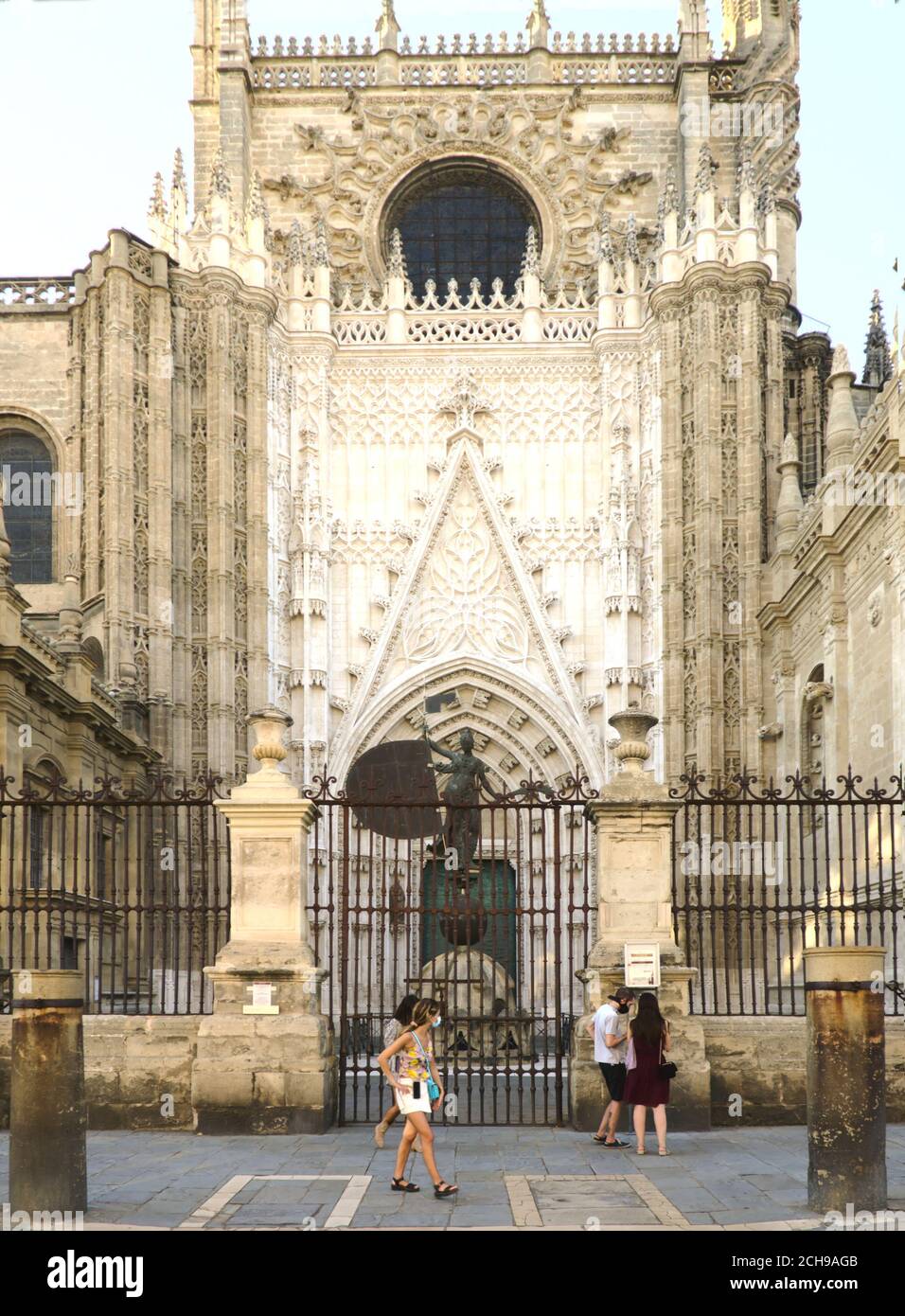 Siviglia, Spagna; 2 agosto 2020: Turisti che indossano maschere per il viso in visita a Siviglia durante la pandemia del coronavirus. Foto Stock