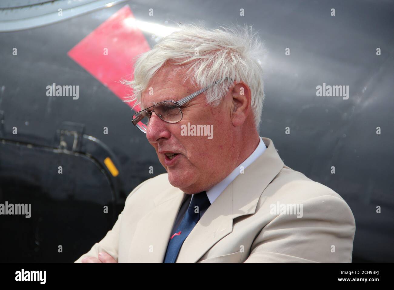 Ritirati RAF e WK163 il pilota di Canberra Flt Lt Stewart 'Shoo' Waring che ha volato il bombardiere a getto sui voli di prova radar durante la Guerra fredda, a volte a meno di 40 metri, e ha lodato il Vulcan allo Sky Trust, che mira a ripristinare il bombardiere WK163 come loro prossimo progetto. Foto Stock