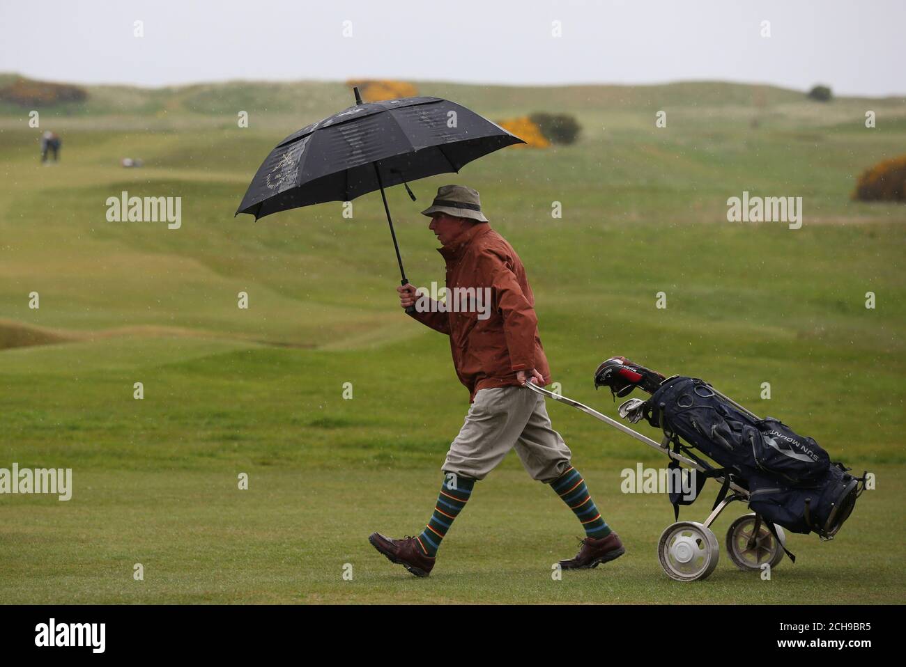 I visitatori giocano a golf al Muirfield Golf Club, East Lothian, mentre il Capitano del Muirfield Golf Club Henry Fairweather fa un annuncio a nome dell'onorevole Company of Edinburgh golfers circa il risultato di un voto per l'iscrizione delle donne come membri. PREMERE ASSOCIAZIONE foto. Data immagine: Giovedì 19 maggio 2016. L'Open Championship non sarà più organizzato 'in un luogo che non ammette le donne come membri', organizzatore del torneo che la R&A ha annunciato in risposta al voto di Muirfield per rimanere un club solo maschile. Vedi PA storia GOLF Muirfield. Il credito fotografico dovrebbe essere: Andrew M. Foto Stock