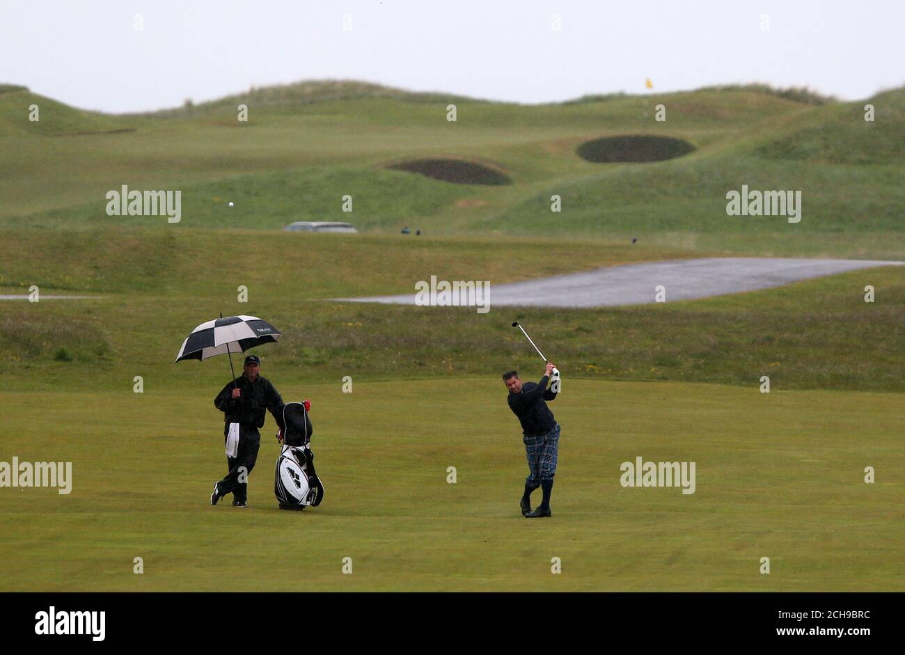 I visitatori giocano a golf al Muirfield Golf Club, East Lothian, mentre il Capitano del Muirfield Golf Club Henry Fairweather fa un annuncio a nome dell'onorevole Company of Edinburgh golfers circa il risultato di un voto per l'iscrizione delle donne come membri. PREMERE ASSOCIAZIONE foto. Data immagine: Giovedì 19 maggio 2016. L'Open Championship non sarà più organizzato 'in un luogo che non ammette le donne come membri', organizzatore del torneo che la R&A ha annunciato in risposta al voto di Muirfield per rimanere un club solo maschile. Vedi PA storia GOLF Muirfield. Il credito fotografico dovrebbe essere: Andrew M. Foto Stock