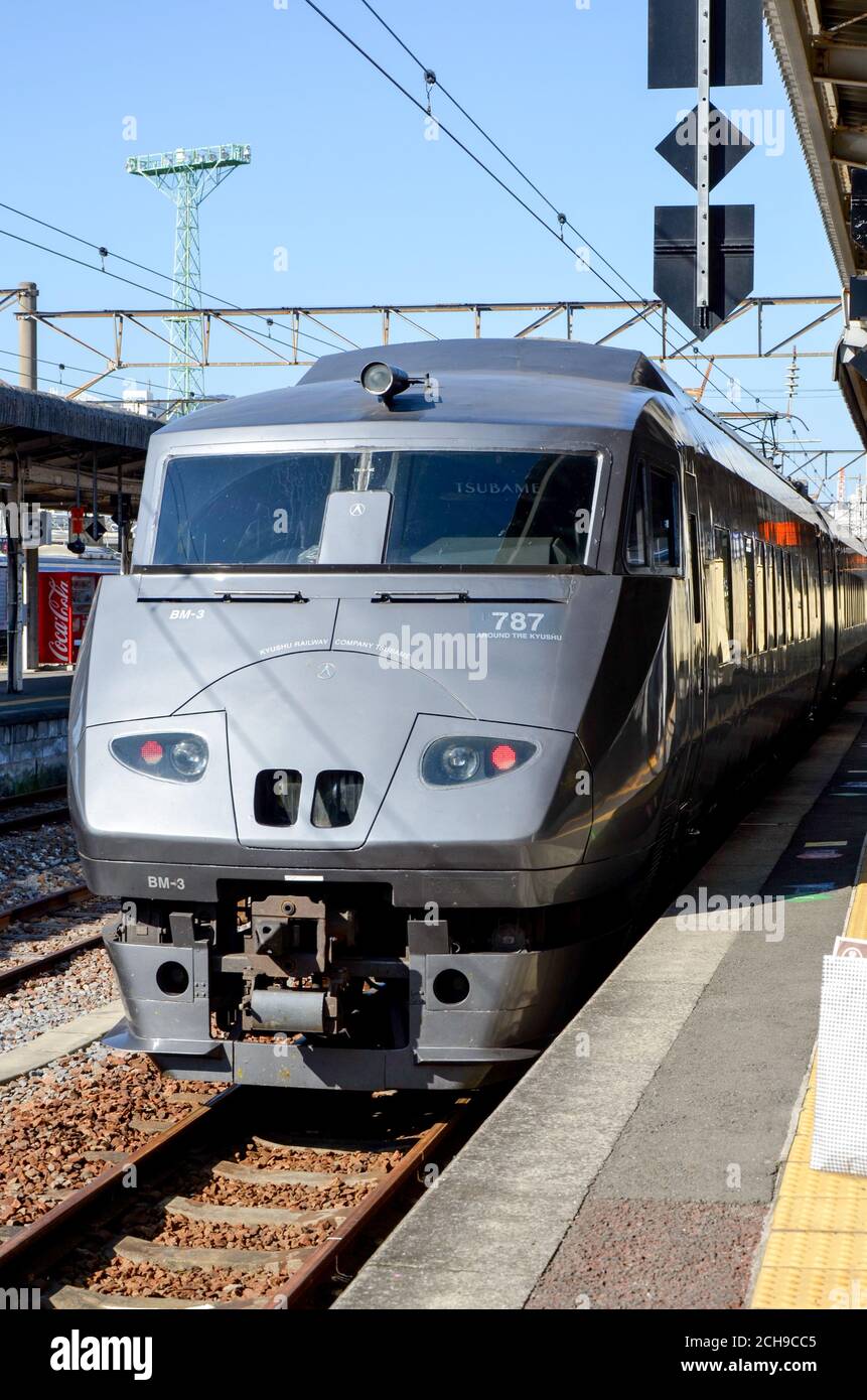 Una serie di treni del 787 presso la stazione di Nagasaki in Giappone Foto Stock