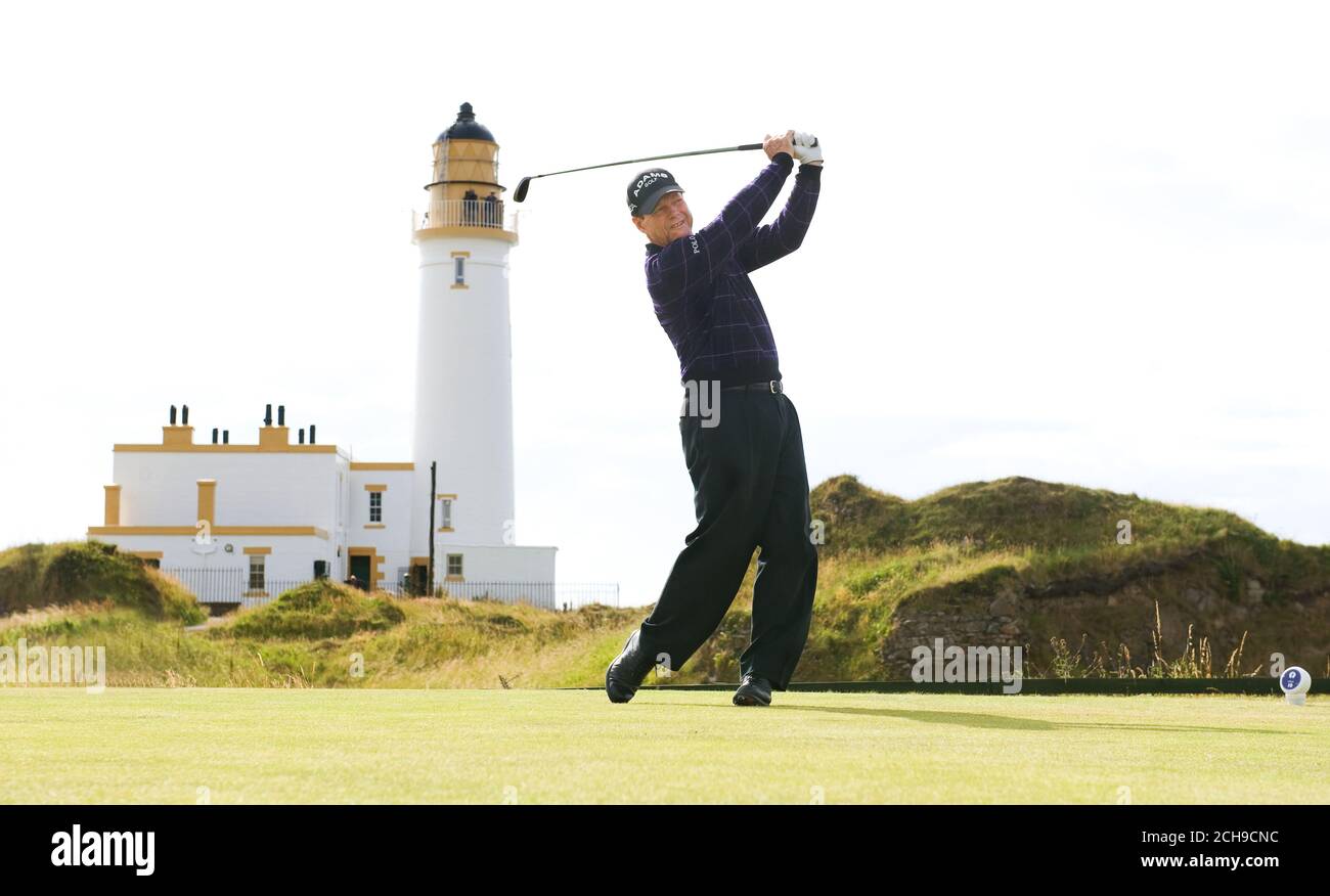 Tom Watson si allena dal 10° Tee con il suo famoso faro sullo sfondo. 138th Open Championship, Turnberry, Scozia. IMMAGINE : DOLORE DEL CONTRASSEGNO Foto Stock