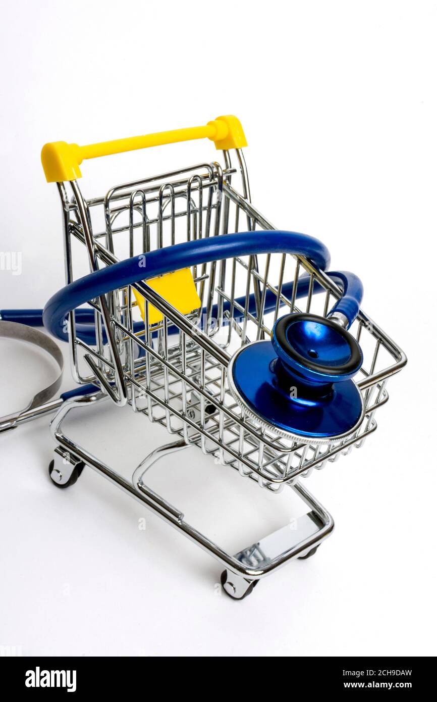 Carrello combinato con uno stetoscopio simboleggia la salute e il benessere nella vita di tutti i giorni Foto Stock