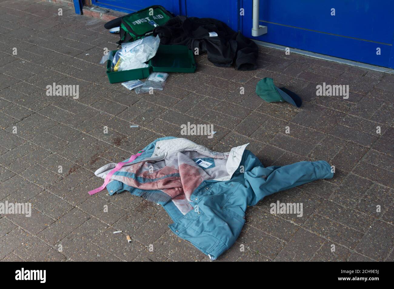 Vestiti macchiati di sangue alla stazione di polizia di Hampton, Londra ovest, dopo che un uomo nei suoi anni '60 è stato arrestato su sospetto di tentato omicidio dopo che quattro donne sono state pugnate intorno alle 10.35. Foto Stock